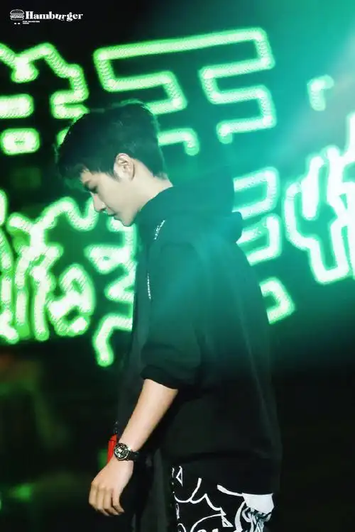 王一博 绿海##王一博 一般我用四倍镜##王一博拿信号枪好帅