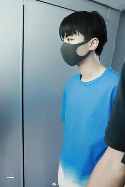 6月24日,王俊凯现身北京机场,夏天的蓝白清爽男孩儿太好看了