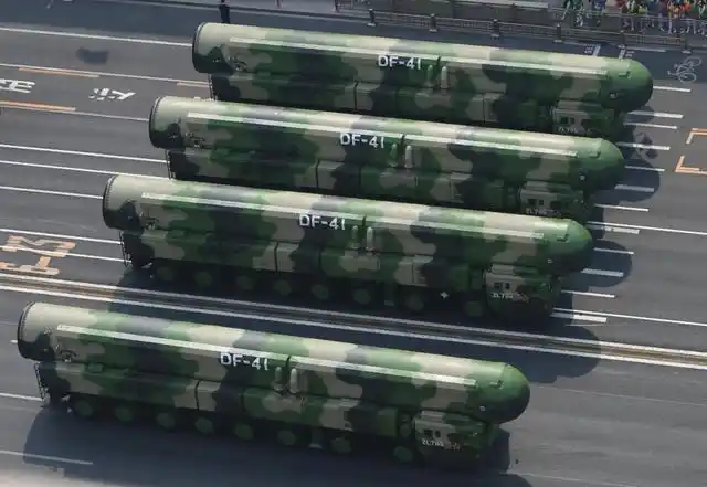 在建国70周年举行的阅兵仪式上,中国最新一代战略洲际导弹东风-41首次