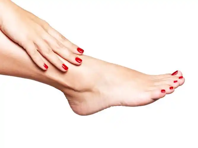 美丽的红色修脚女脚特写照片