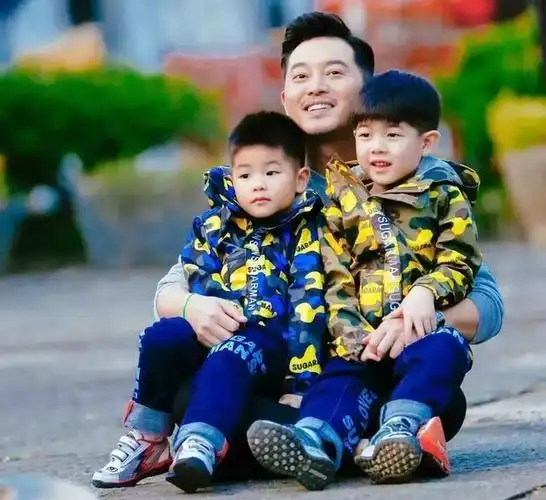 胡可晒46岁庆生照沙溢和儿子表情搞怪10岁安吉手写贺卡好用心