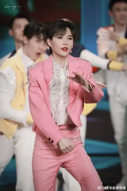 马嘉祺陆柯燃同框#来看陆柯燃央视春晚的粉色西装!