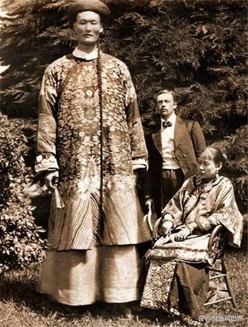 说起我们中国最高的人,大家都知道--姚明,中国职业篮球运动员.