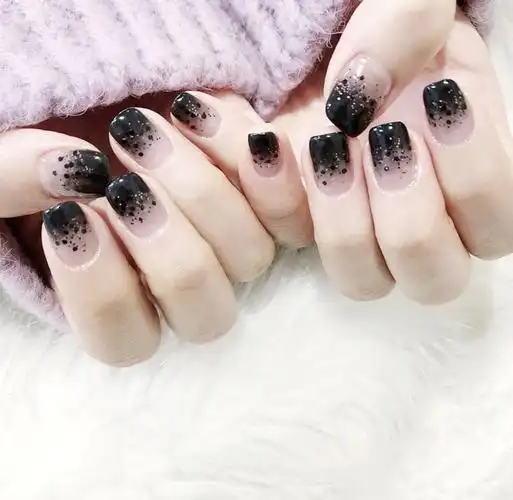 最近超火的透黑美甲你get了吗?黑色也能做出女神范儿!