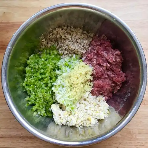 尹山··做的饺子馅(猪肉芹菜笋丁)