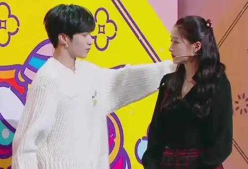 刘耀文对关晓彤"摸头杀"被黑,画面切全景获原谅,欠他一句道歉