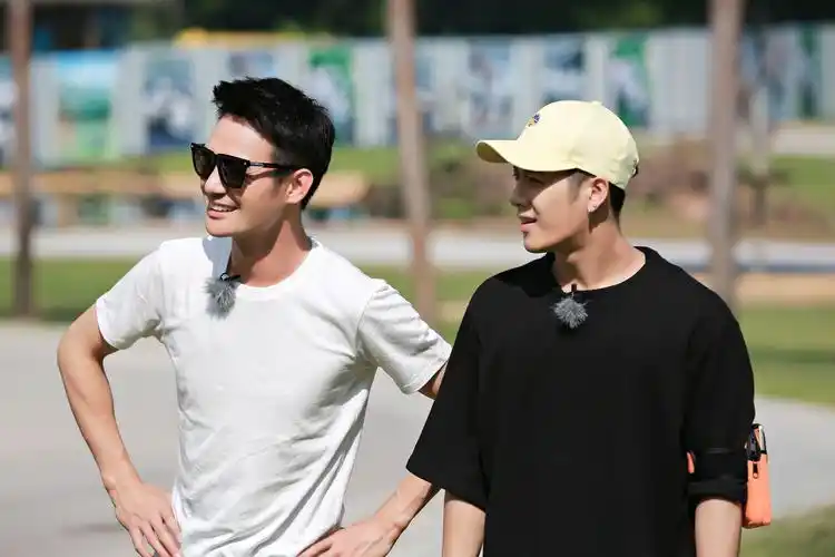 节目固定成员是 a target="_blank" href="/item/井柏然/3974108"