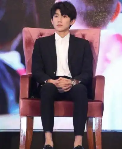 王源出席发布会却被浓密腿毛抢镜网友这孩子长不高了