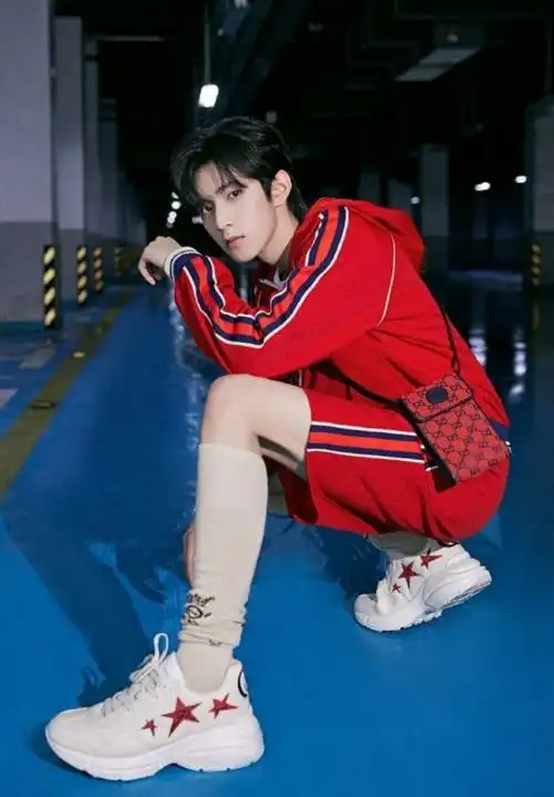 刘耀文超话#刘耀文因腿太长进化成刘耀齐#刘耀文弟弟的大长腿真的太吸