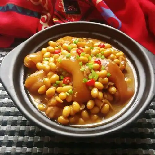 猪蹄炖黄豆,软烂入味儿,满满的胶原蛋白
