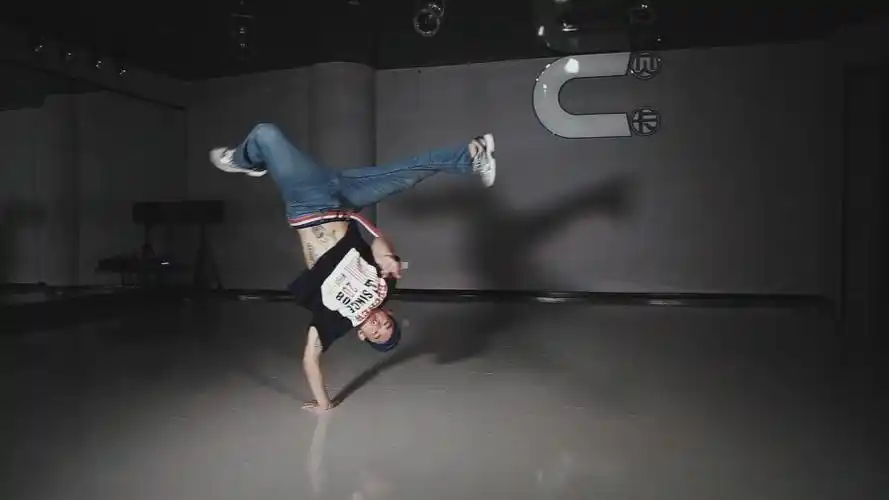 街舞breaking超帅地板舞视频,帅得五体投地啊