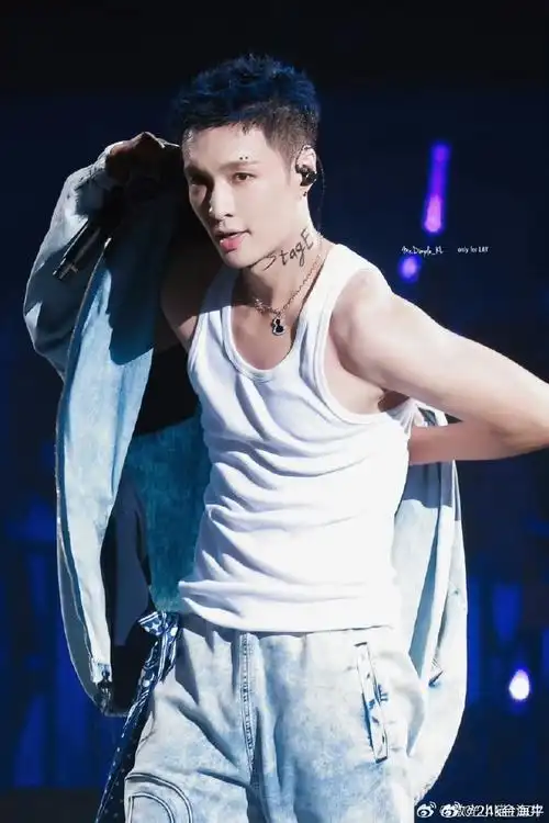 我一直说唯爱寸头,寸头帅果然是真帅,张艺兴巡演舞台这个寸头发型竟然