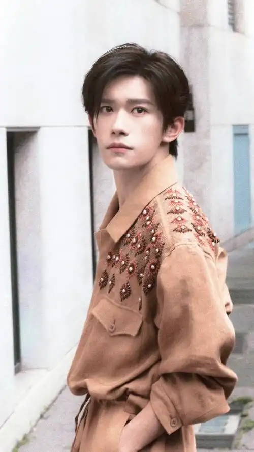 易烊千玺奢牌待遇##外媒镜头下的易烊千玺生图