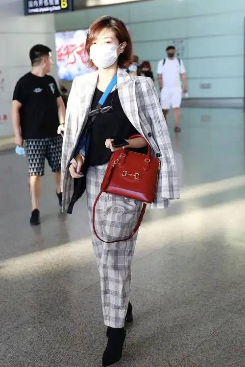 万茜越来越会打扮,穿"格子"西装配高跟短靴,气质优雅又飒爽_腾讯新闻