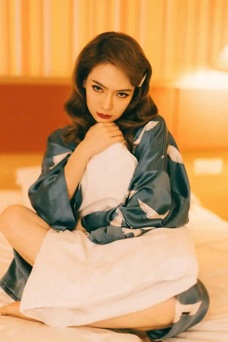 简介:戚薇波浪卷发红唇妩媚动人写真图片,分享一组戚薇图片给大家,图