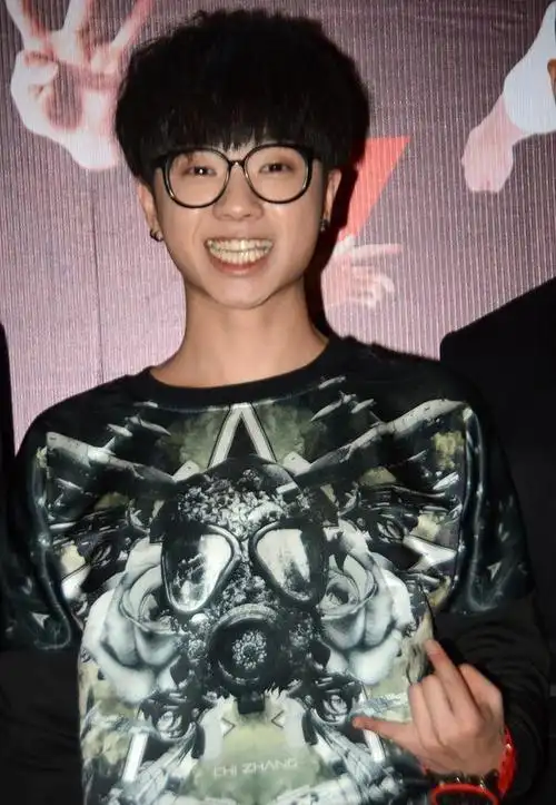 华晨宇的锅盖头造型有点显脸宽,带着黑框眼镜,更有年代感