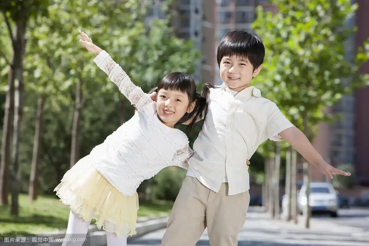 小男孩和小女孩