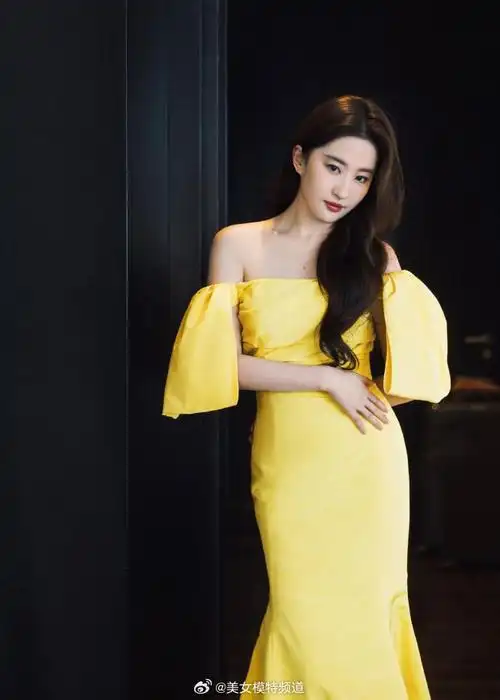 刘亦菲最新造型写真释出 穿深v条纹裙搭卷发优雅大方