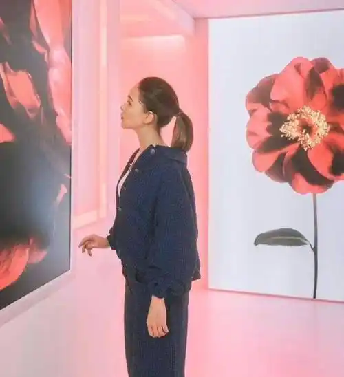 昆凌孕后首次出镜,5个月大的孕肚格外明显,为保险特意穿平底鞋_女性