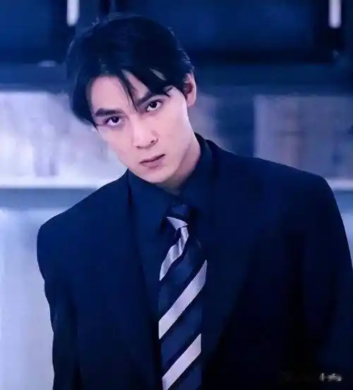 世界最帅的男人吴彦祖现身眼镜店,老板娘秒变迷妹,帅气不减当年_外表