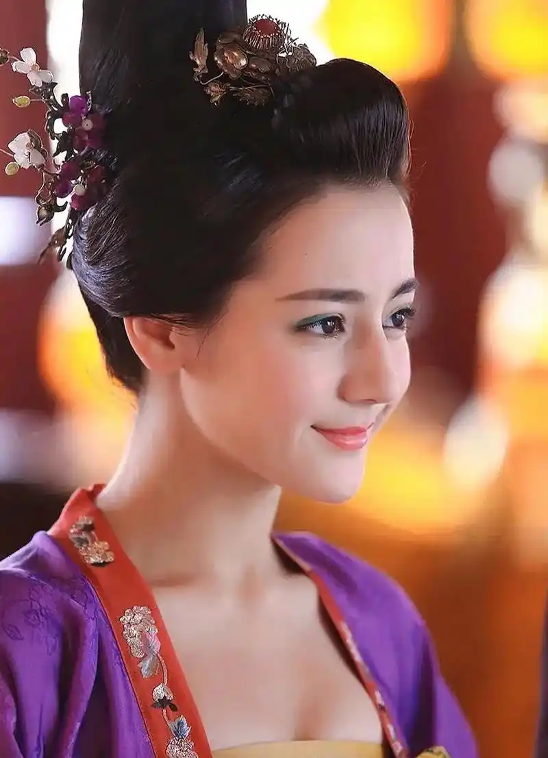 当年我一定是眼瞎,才没发现《美人制造》里的迪丽热巴,太惊艳了.