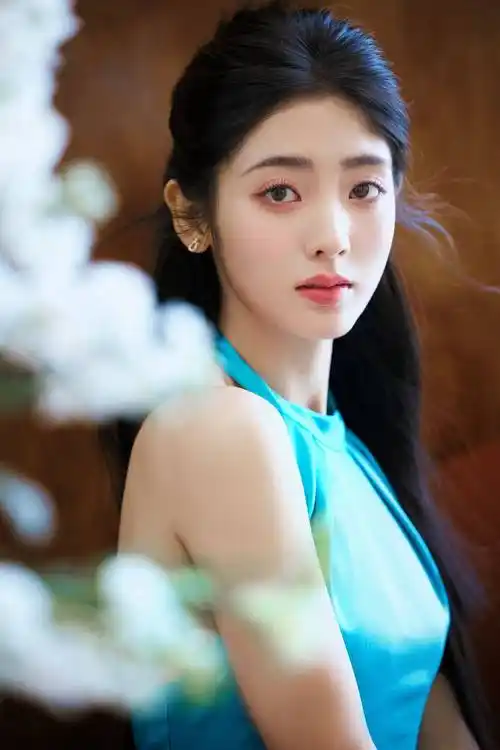 邢菲蓝色连衣裙露背性感写真_身材_柳岩_衣服