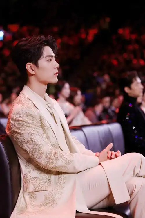 肖战微博之夜2套造型