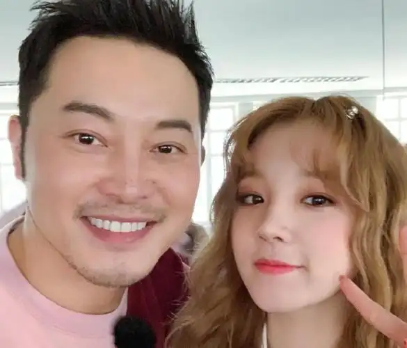 宋雨琦和黄旭熙关系多好和别人拍照都是剪刀手唯独他的不一样