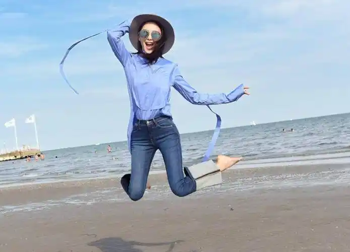 张雨绮分手后愈发不羁,穿衬衫配牛仔裤,光脚丫拍照尽显随性时尚_造型