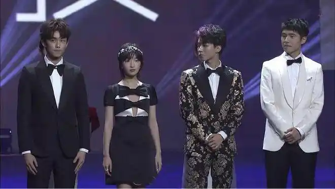 王俊凯吴磊刘昊然周冬雨同台领奖四人表现可圈可点且非常有趣