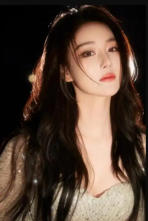 张馨予穿碎钻裙星光点点化身神圣仙女闪耀全场