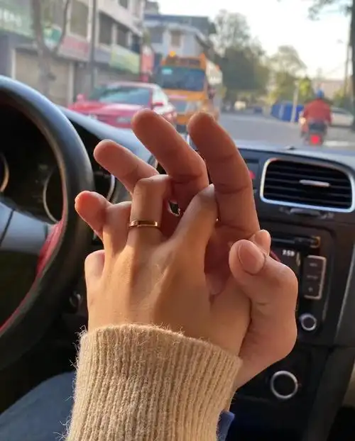 困难时刻,牵手的力量格外强大