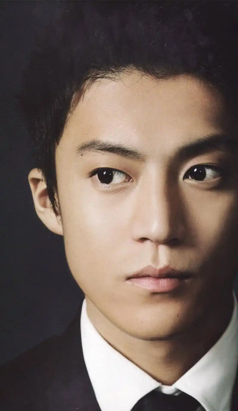 小栗旬长得好帅呀,安静下来好文艺,帅气起来好man,长得这么好看的人