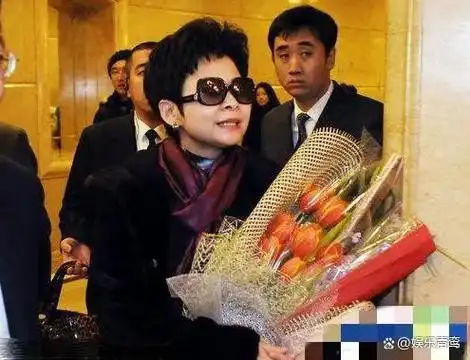 董文华22岁嫁初恋23岁爆火31岁生子38岁跌落神坛