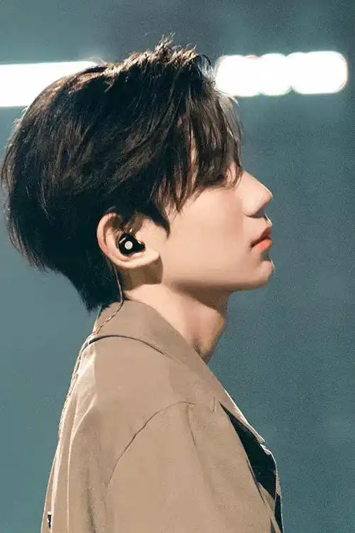 王源素颜侧脸随拍