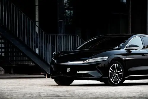 比亚迪汉纯粹的金属质感本真的黑色光华