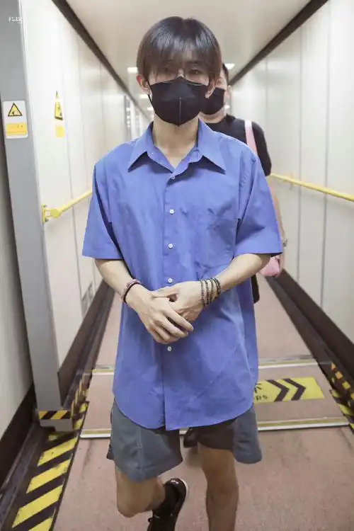 易烊千玺蓝色衬衫