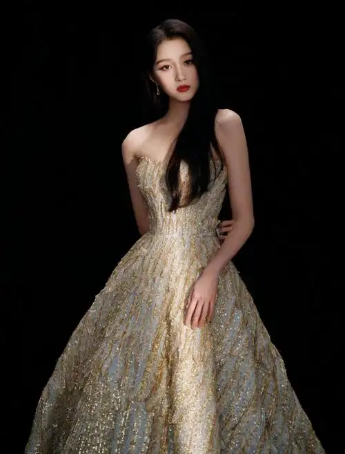 关晓彤跨年舞台好梦幻##关晓彤鎏金羽翼礼服##关晓彤如果时间有芭钮