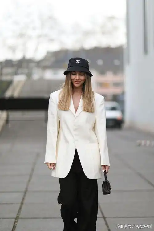 明星街拍:白色西装皮靴 chanel迷你包摩登靓丽