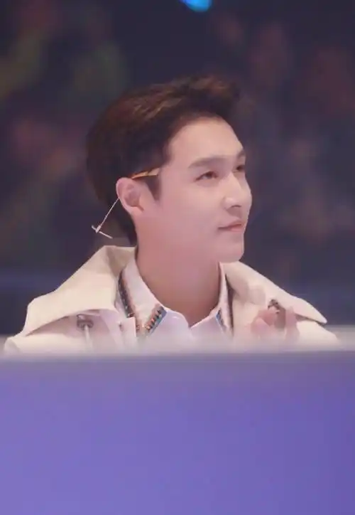 原创张艺兴戴眼镜有多时尚多种风格轻松驾驭你喜欢吗