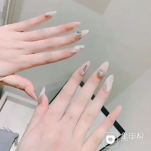 尖形裸色晕染钻美甲图片