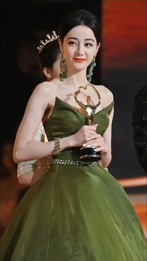 迪丽热巴绿色抹胸公主裙,美神降临人间,仿佛散发着迷人的光环
