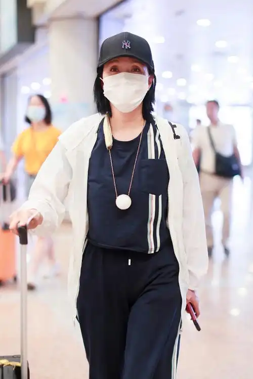 48岁陶虹越老越显气质穿休闲装素颜走机场妥妥的优雅女神