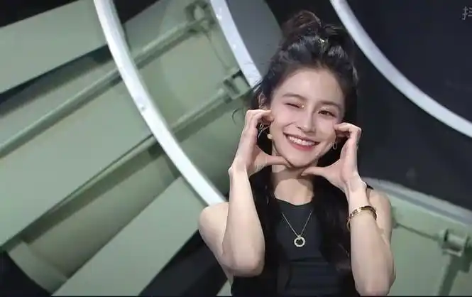 杨颖高马尾真的好青春,脸部比心真的活力十足,是仙女baby吧