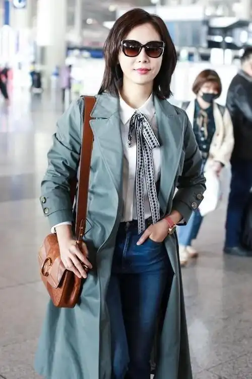 陈数带火了显瘦显瘦穿搭:长风衣 飘带衬衫 牛仔裤,高级又洋气