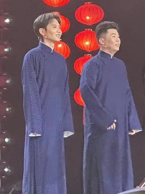 德云社孟鹤堂,周九良定妆照曝光,引发粉丝热议,你俩大褂不一样