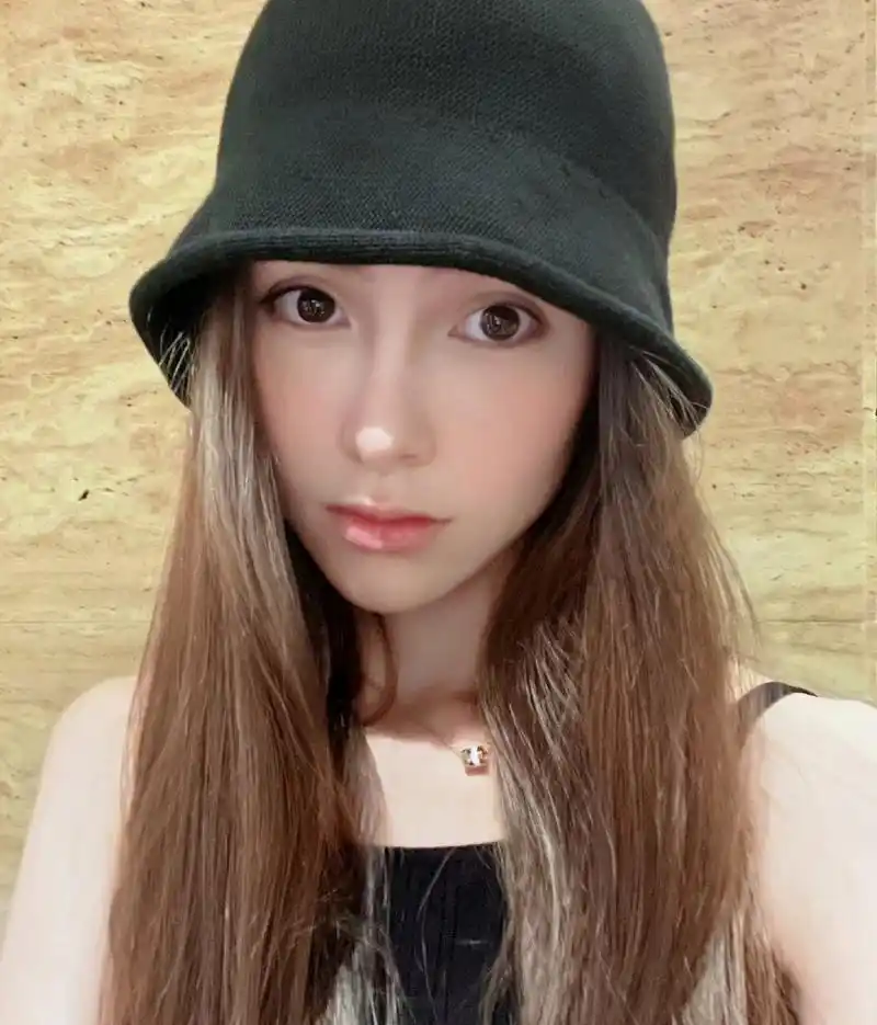 昆凌分享自拍加了美颜不像她了,脸型精致得像芭比娃娃,她戴着黑色帽子