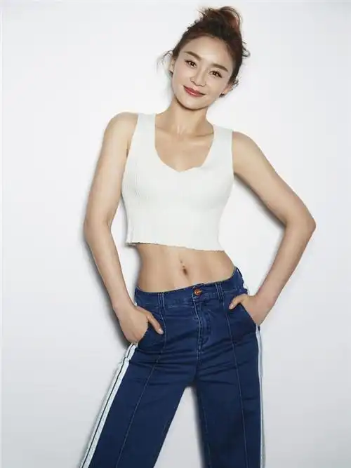 袁姗姗最新写真穿露脐装再秀马甲线