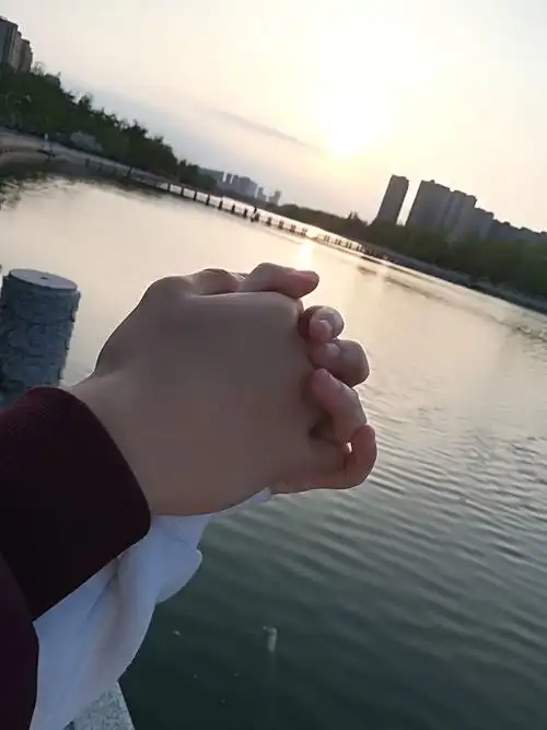 有没有大哥有手牵手的照片只要手