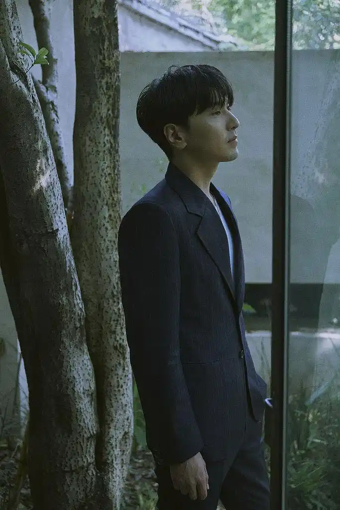 赵又廷插兜帅气迷人.赵又廷身材高大,高挑帅气.赵又廷绅士儒雅.